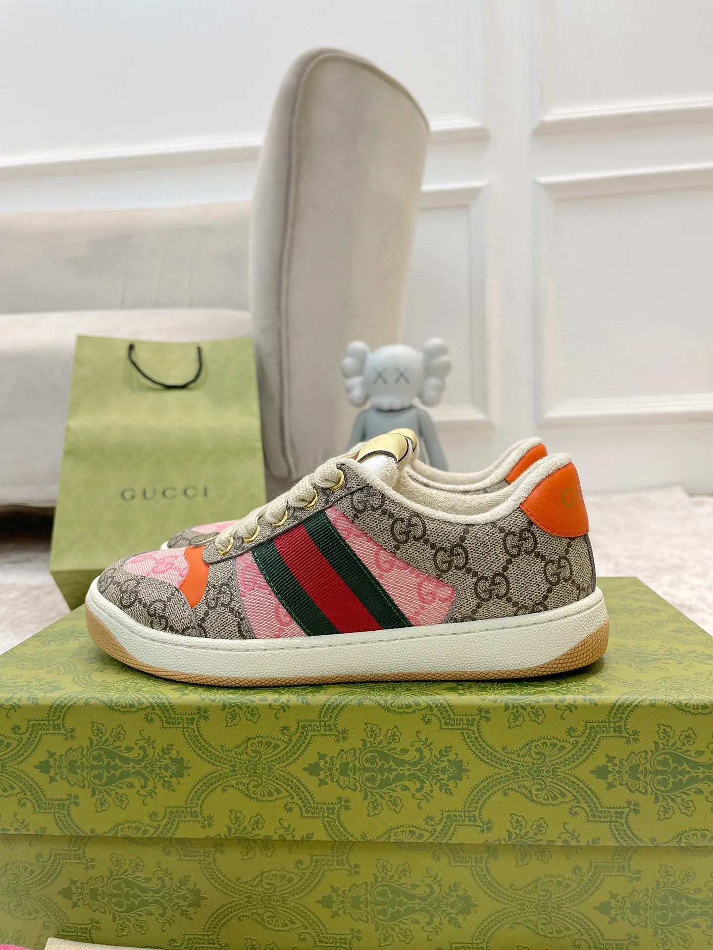 Ex-factory price: 540💰 GUCCI Gucci's newly upgraded back cover lining, top-notch old dirty shoes, classic casual sports shoes for couples, retro sneakers and old G family dirty shoes, updated at the counter simultaneously! ①The shoe upper has the same water-based edge coating process as the original version⚠️The ordinary oil edges on the market have a strong glue feel and are easy to fall off! Grade A first-layer nubuck leather (with pores)/matching computer embroidered double G cloth, high-density terry velvet lining. ② A PVC transparent small round mark sealing line is added to the details of the midsole. The mold is opened six times and the jewelry craftsmanship is used to customize the two-color double G buckle, striving to be the same as the original version. A pair of buttons is more than three times more expensive than ordinary buckles on the market. ③An old two-color washable label, the chip is placed on the outer waist of the right foot, the entire shoe is completely hollowed out with rubber technology, TUP material (rubber to distinguish the market) with the latest green packaging from the counter, 3D printed handbag, and a pair of shoelaces. There is no pressure when entering and exiting the counter. You can buy a 1:1 accurate replica of the original version and modify and upgrade it repeatedly. The details are perfectly restored, the materials are all customized, and they are truly top-notch. Please look at the details clearly to identify the quality. Upper: First-layer frosted cowhide/embroidered double G cloth. Lining: original high-density velvet lining. Foot pads: original pearlescent sheepskin. Outsole: private molded vacuum TPU material. Packaging: original top-grade full set packaging at the counter. Shoe size: women's size 35-40, men's size 39-44 (men's size 38, 45🉑️customized, non-returnable)